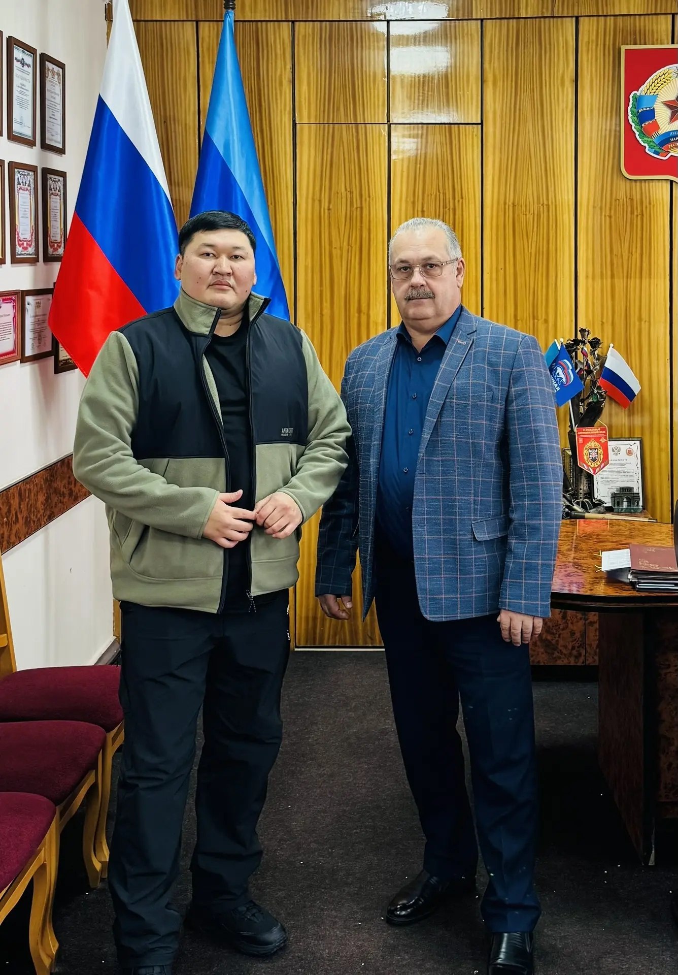 Министр физической культуры и спорта Республики Калмыкия Константин Батыров посетил с рабочим визитом Антрацитовский муниципальный округ ЛНР Целью поездки стало обсуждение перспектив развития спортивной инфраструктуры и выстраивание системы межрегионального взаимодействия В ходе встречи с главой Антрацитовского муниципального округа Сергеем Саенко стороны обсудили план модернизации существующих спортивных объектов и создание новых площадок Особое внимание было уделено материально техническому обеспечению спортсменов и вопросам подготовки тренерских кадров В планах регионов проведение совместных турниров обмен опытом между специалистами и реализация программ по продвижению здорового образа жизни Присоединяйтесь к нам в МАХ