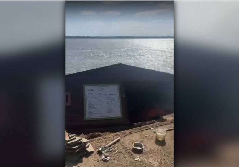 На острове рядом с пос. Цаган-Аман в воду обрушился гостевой дом. Из-за размыва берега произошёл оползень и деревянное здание съехало в реку, рассказывают очевидцы. Неподалеку, на той же линии берега, установлен маяк. Почва под ним также разрушается и если ситуация не изменится, его может постигнуть та же участь, что и дом.