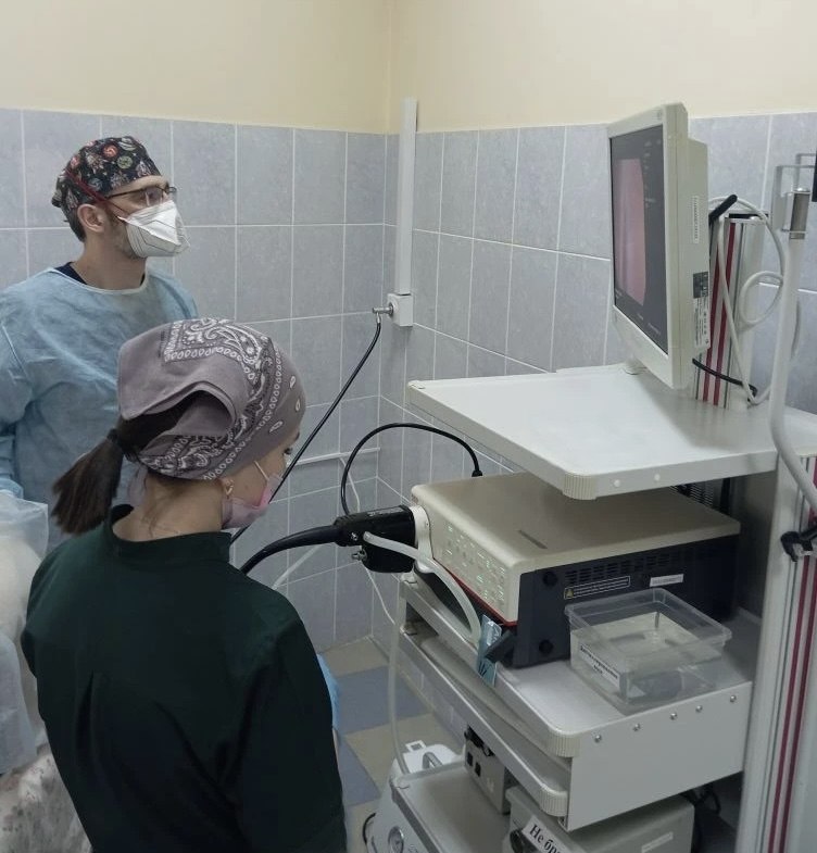 Саратовские врачи спасли ребенка удалив опухоль кишечника без единого разреза Специалисты УКБ 1 имени С Р Миротворцева СГМУ имени В И Разумовского провели успешное эндоскопическое удаление крупного кровоточащего новообразования толстой кишки у ребенка без разреза через просвет кишки Двухлетняя девочка поступила к медикам с жалобой на частые эпизоды толстокишечного кровотечения Врачи эндоскописты совместно с детскими хирургами и педиатрами оперативно установили диагноз крупная полиповидная опухоль толстой кишки диаметром более 2 сантиметров Операция проходила под общим наркозом с использованием специального оборудования детского гибкого видеоколоноскопа малого диаметра В ходе колоноскопии сотрудники эндоскопического отделения удалили новообразование с помощью электрохирургического блока методикой эндоскопической петлевой резекции С целью профилактики осложнений была применена техника предварительного лигирования ножки образования Послеоперационный период протекал без осложнений кровотечения не возобновлялись после стабилизации состояния девочка была выписана на амбулаторный этап лечения В Университетской клинической больнице 1 Саратовского медуниверситета методика внутрипросветной гибкой эндоскопии с удалением эпителиальных новообразований в течение длительного времени успешно применяется сотрудниками эндоскопического отделения но у маленьких пациентов эта операция требует особого подхода в силу возрастных особенностей Мы в MAX Мы в TG Прислать новость