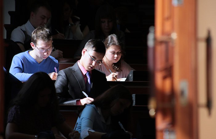 В российских вузах сократили 47 тысяч платных мест Это связано с принятием закона о государственном регулировании платного приема сообщили в Минобрнауки РФ Сокращение составило 13 и затронуло преимущественно негосударственный сектор образования и такие направления подготовки как экономика юриспруденция реклама и связи с общественностью Фото Евгений Курсков ТАСС interfaxonline