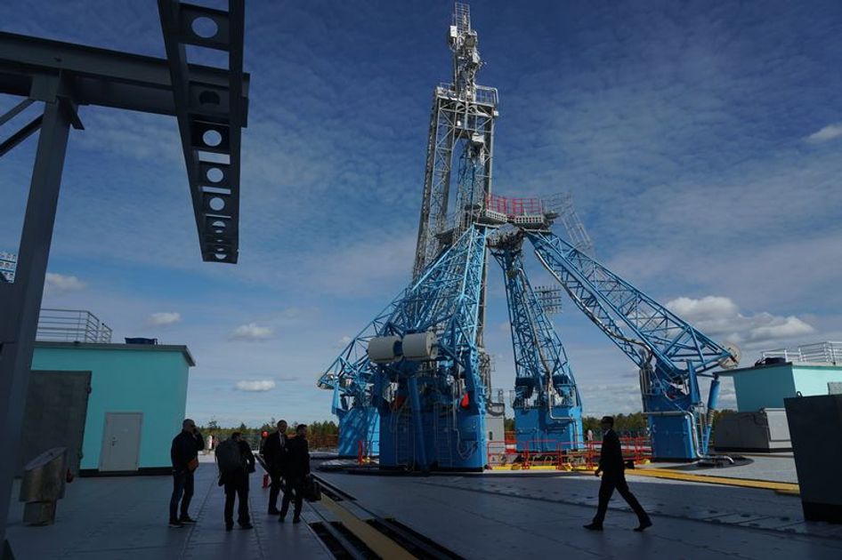 Компания Россети увеличивает мощность электроснабжения Космодрома Восточный и города Циолковский Подключение электроподстанции космодрома к новой 60 километровой кабельно воздушной линии электропередачи ЛЭП 220 кВ от магистральной подстанции Амурская обеспечит будущее развитие стратегически важного объекта в том числе новый пусковой комплекс КРК Ангара Энергетики устанавливают более 200 опор монтируют 180 км проводов и 60 км грозотроса со встроенным оптическим кабелем Предусмотрена прокладка дополнительных линий электропередачи 110 кВ к подстанциям космодрома Аэродром и Восточная А также расширение подстанции Восточная и строительство новой электроподстанции СК 2 для обеспечения электроэнергией космического ракетного комплекса Ангара Комплекс будет присоединен к сетям через два мощных питающих центра существующую подстанцию 220 кВ Ледяная и новую магистральную подстанцию 500 кВ Амурская Поставляемая мощность электроснабжения увеличится на 49 МВт Такое резервирование позволит обеспечить первую категорию надежности электроснабжения без перебоев с подачей энергии Трасса новой линии проходит через места гнездования краснокнижного дальневосточного аиста для защиты птиц от поражения током на опорах устанавливаются специальные антиприсадочные устройства