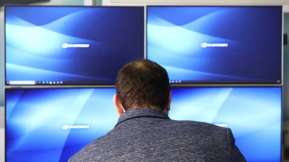 ФСТЭК оценит уровень кибербезопасности ключевых объектов инфраструктуры 6 мая ВЕДОМОСТИ Федеральная служба по техническому и экспортному контролю ФСТЭК разработает методику оценки уровня защищенности объектов критической информационной инфраструктуры КИИ Мониторинг достижения показателей будет проводиться не реже одного раза в полгода а его результаты служба будет направлять в Совет безопасности председателем которого является глава государства Соответствующий проект постановления правительства его разработала ФСТЭК должен дополнить указ президента 250 о мерах по обеспечению информационной безопасности обратили внимание Ведомости Предложенные в проекте показатели будут применяться для определения уровня безопасности информационных систем принадлежащих госорганам госфондам госкорпорациям стратегическим предприятиям и системообразующим организациям Защищенность вышеперечисленных организаций будет определяться трехуровневой системой отчетности первый уровень текущего состояния защищенности самой компании второй уровень защищенности объектов в отрасли третий уровень защищенности объектов на уровне региона Указ 250 определил персональную ответственность руководителей за информационную безопасность на объектах говорит председатель совета по противодействию технологическим правонарушениям КС НСБ России Игорь Бедеров Президентский указ обязывал компании принимать меры и создавать службы безопасности но не давал точной формулы для оценки успеха добавляет бизнес партнер Cloud ru по кибербезопасности Юлия Липатнико Создание методики уровня защищенности от ФСТЭК это появление прозрачной системы измеримых KPI с государственным статусом говорит Бедеров Раньше требования по сути были формальными а проверки ФСТЭК зачастую сводились к проверке наличия бумажек Теперь же вводятся четкие количественные показатели как для самих организаций так и для отраслей и регионов в целом подчеркивает он Подписывайтесь на наш канал в МАХ