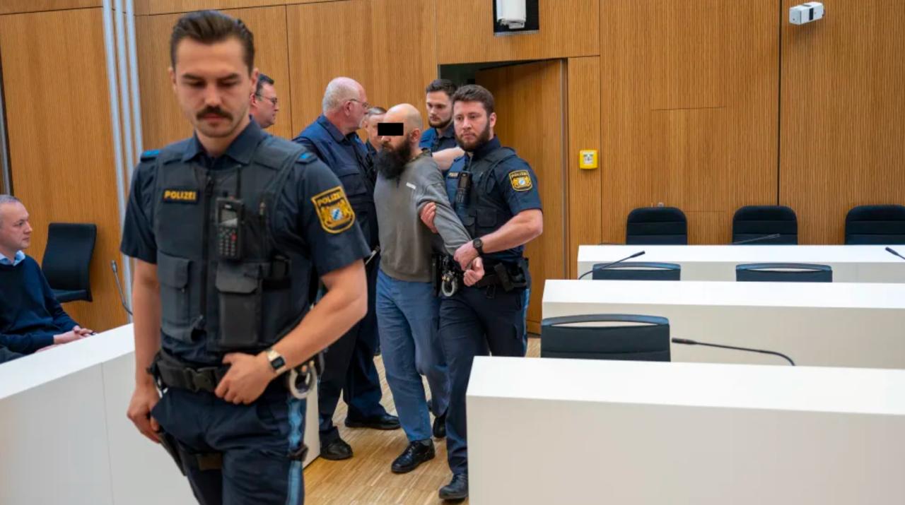 В Мюнхене осудили троих мужчин за шпионаж и подготовку диверсий в пользу России Верховный земельный суд Мюнхена признал троих мужчин виновными в шпионаже в пользу России Главным фигурантом дела оказался 41 летний мужчина которого также признали виновным в участии в военизированном формировании на востоке Украины и планировании диверсий в Германии Суд приговорил его к шести годам лишения свободы а двух его соучастников к срокам в полгода и один год условно Все трое осужденных имеют два гражданства России и Германии Следствие установило что главный обвиняемый в 2014 2016 годах воевал на стороне пророссийских сил на Донбассе а с октября 2023 по апрель 2024 года занимался сбором разведданных и подготовкой диверсий на объектах военной инфраструктуры и железнодорожных путях в Германии По данным прокуратуры двое других обвиняемых помогали ему и участвовали в передаче информации российским спецслужбам Обвиняемые отрицали вину и заявляли что говорили обо всем в шутку Однако прокуратура сочла доказанным что у главного подсудимого были прямые контакты с российскими спецслужбами а его сообщники осознанно решили работать на Россию Федеральная прокуратура требовала для главного обвиняемого восемь лет тюрьмы но суд назначил меньший срок BILD Russian