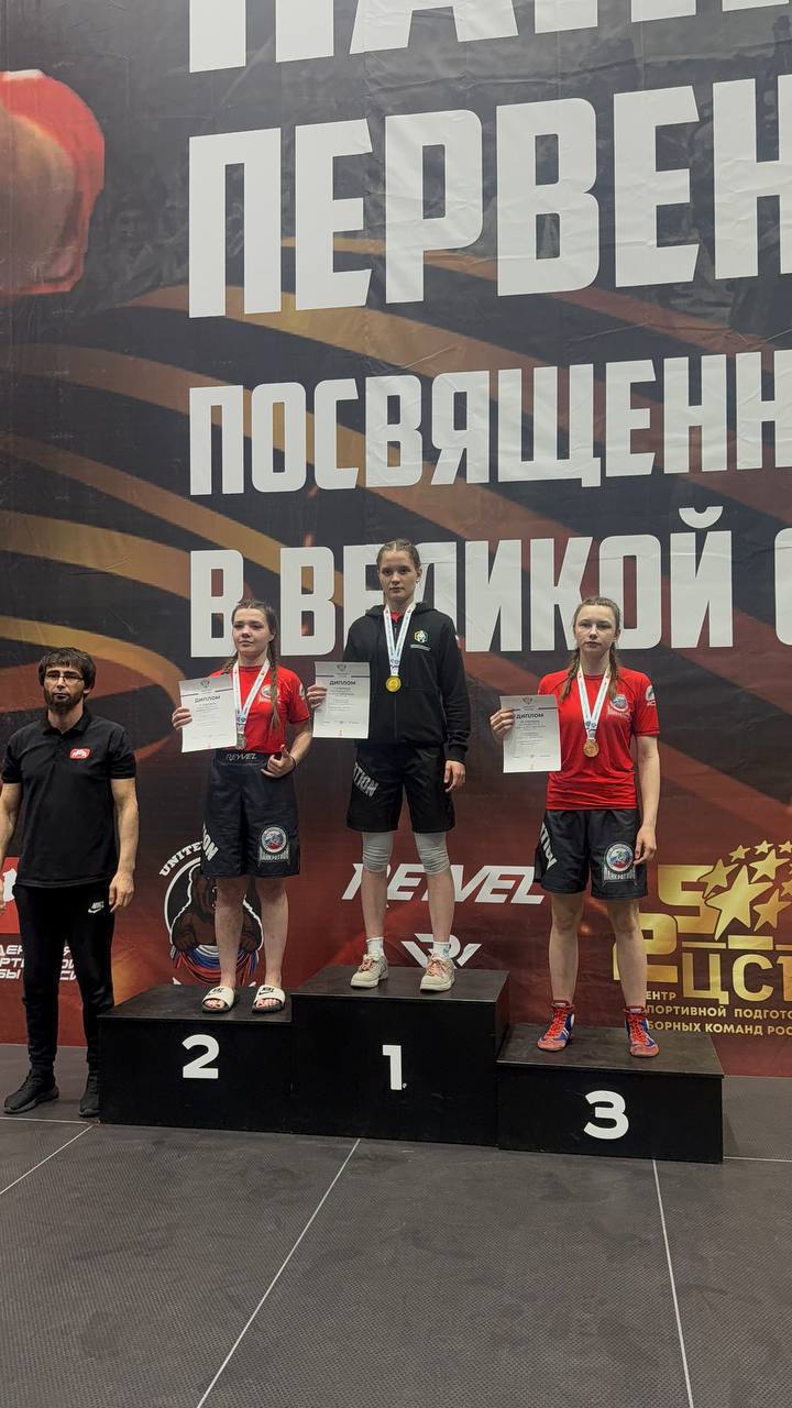 Читинские спортсменки стали призерами Всероссийского первенства по панкратиону Соревнования проходили в Новосибирске с 1 по 4 мая, собрав около 1500 участников из 85 регионов. По результатам турнира Валерия Пьянникова стала чемпионкой, Анастасия Бадаева — серебряным призёром, Анастасия Савватеева завоевала бронзу сразу в двух категориях. Все девушки – воспитанницы клуба «Вояж». Поздравляем! Фото: Минспорта Забайкалья
