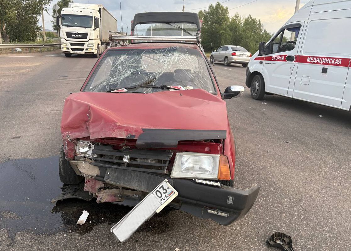 Три человека пострадали в двух авариях в Бурятии  В Бурятии вчера днем случились несколько ДТП с пострадавшими. В Баргузинском районе на дороге в сторону Монахово перевернулся «Субару», а в Улан-Удэ столкнулись сразу три машины: «Лада Веста», «восьмерка» и «Камри». #Бурятия  Подробности в «Номер один»       Сообщить нам свою новость можно по кнопке:       Письмо в редакцию