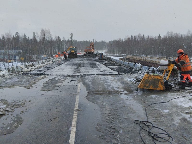 В Приморском округе мостостроители ведется разборка основного моста через Солзу  В рамках национального проекта «Инфраструктура для жизни» продолжается капремонт мостового сооружения, который расположен на 34-м километре автомобильной дороги Архангельск – Онега.  В настоящее время движение на участке успешно осуществляется по временному объезду.  По словам министра транспорта Архангельской области Сергея Роднева, разборка моста продлится около двух месяцев. После этого подрядчик приступит к забивке свай опор.  – На этом дорожном объекте подрядчиком взят весьма неплохой темп – капремонт начат лишь месяц назад, и уже запущен транспортный поток по объезду, ведется демонтаж основного моста, – рассказал министр транспорта Архангельской области Сергей Роднев. – Несмотря на то, что мост через Солзу является переходящим – его ввод запланирован в конце ноября 2026 года, очень важно каждый вид работ выполнить в соответствии с планом, чтобы сдача объекта состоялась в соответствии с графиком.