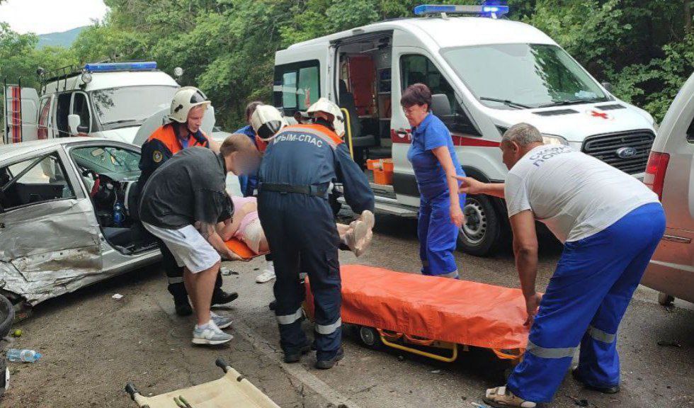 В Судаке столкнулись две легковушки Авария произошла сегодня днем между селами Лесное и Переваловка. Пассажир «Hyundai Getz» оказалась зажата в салоне, пассажир второй иномарки смогла выбраться самостоятельно. Пострадавших эвакуировали и передали медикам, сообщили в МЧС Крыма. : МЧС РК ВЕСТИ КРЫМ