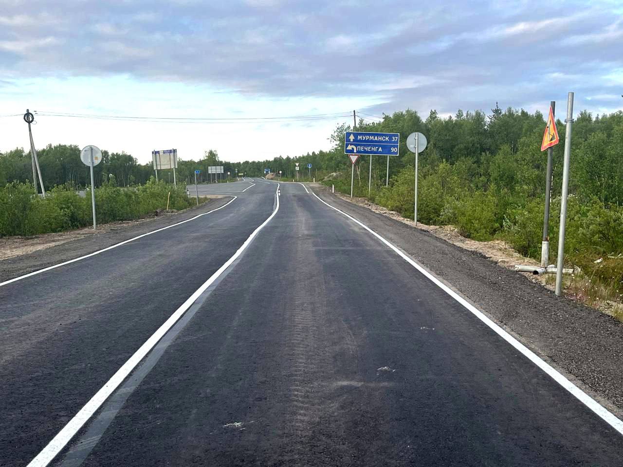 В Мурманской области продолжается дорожная кампания В рамках реновации ЗАТО: завершены дорожные работы на автодороге Ура-Губа–Видяево – протяженность больше 6 тысяч кв. м, и на автоподъезде к Килпъявру – более 26 тысяч кв. м. Заменили дорожное покрытие, выровняли обочины, нанесли горизонтальную дорожную разметку; ранее завершены работы на автоподъездах к совхозу «Мончегорский», населенному пункту Высокий, продолжаются – на автодороге Североморск-Североморск-3. По нацпроекту «Инфраструктура для жизни»: в Мурманске в план включен дополнительный участок – на улице Гаджиева, соединяющий основные транспортные артерии Ленинского округа – улицу Свердлова и проспект Героев-североморцев. Здесь обновят асфальтобетонное покрытие проезжей части, заменят бортовой камень, восстановят колодцы с заменой люков и решеток, обустроят газоны. Работы уже начались. в областном центре продолжаются дорожные работы на проезде Нагорный, проспектах Кольский и Героев-североморцев, улицах Полярные Зори, Старостина, проезде Связи, Верхне-Ростинском шоссе.