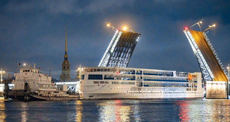 Как корабль назовешь В 2026 году в России начнет курсировать новейший круизный лайнер Владимир Жириновский Судно сейчас проходит завершающий этап достройки в Петербурге и уже готово почти на 90 Владимир Жириновский рассчитан на 310 пассажиров В общей сложности на борту расположено 155 двухместных кают в том числе десять класса люкс а также несколько апартаментов для особо требовательных гостей На лайнере предусмотрена современная инфраструктура несколько баров включая гриль бар рестораны с разнообразным меню спа салон бассейны джакузи тренажерный зал и оборудованные детские комнаты В центральной части судна размещен театрально музыкальный салон на 250 мест