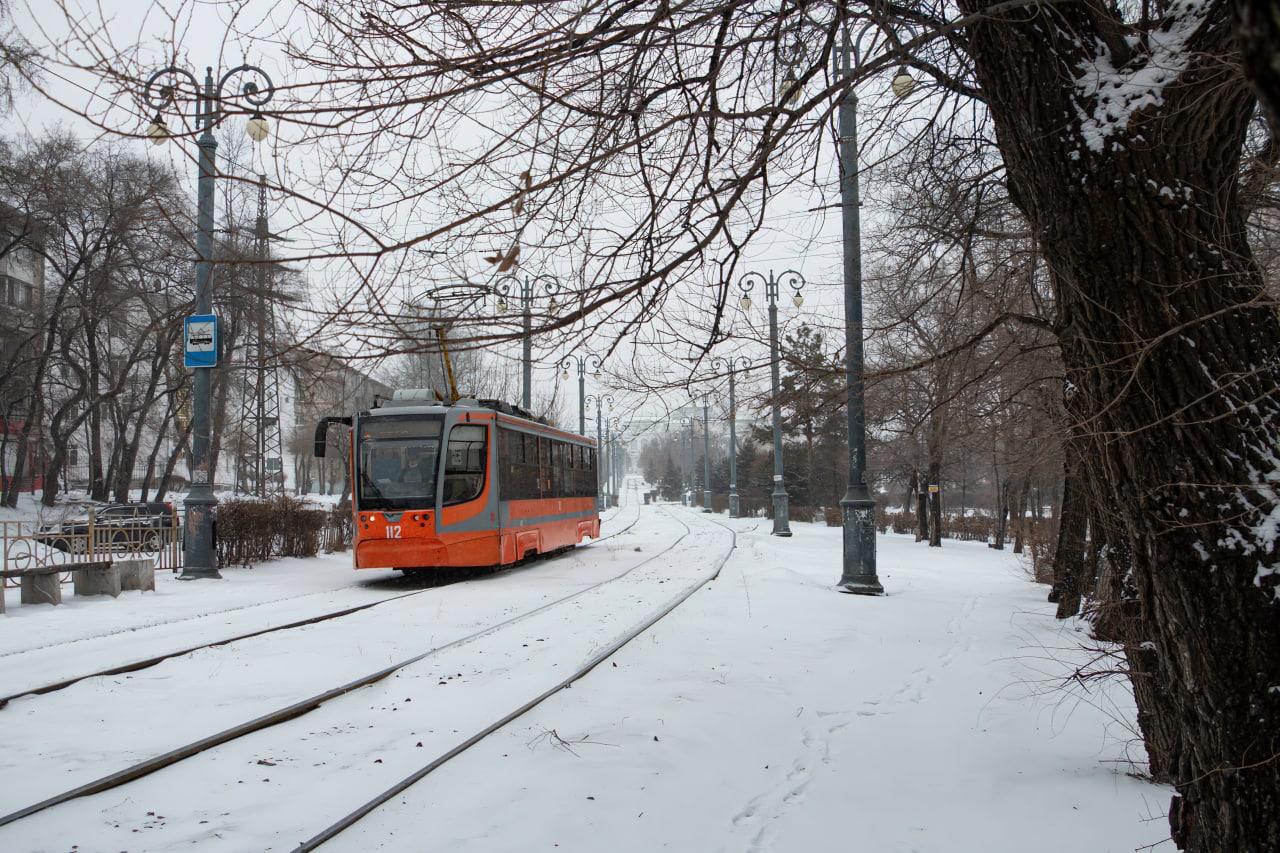 Высокотехнологичный ремонт трамвая шваброй пытались провести в Хабаровске Утро пассажиров трамвая 1 в Хабаровске началось с неожиданного ЧП Вагон внезапно вышел из строя и поездка закончилась раньше времени Экипаж попытался устранить неисправность на месте по словам очевидцев для этого использовали швабру Однако восстановить работу трамвая так и не удалось В результате всех пассажиров попросили покинуть вагон Многие опоздали на работу и остались недовольны произошедшим Свет потушили пытались шваброй починить что то сверху но не вышло Всех высадили мы опоздали на работу Что это было вообще вопрошает пассажирка Юлия В администрации города сообщили что обстоятельства поломки и действия экипажа сейчас проверяются