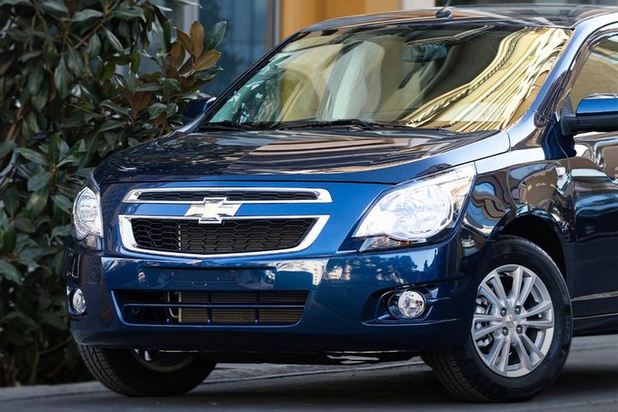 UzAuto Motors анонсировал выпуск обновленного Chevrolet Cobalt в 2025 году Согласно опубликованным фотографиям салона новинка получит модернизированный интерьер мультимедиа MyLink с поддержкой Apple CarPlay и Android Auto круиз контроль и подогрев передних сидений В пресс службе UzAuto Motors подтвердили Spot обновление Cobalt но не назвали цену пообещав скоро ее объявить По прогнозам профильного издания Автострада рестайлинговая модель будет стоить порядка 160 170 млн сумов www spot uz ru 2025 09 08 cobalt restyling Telegram Instagram YouTube