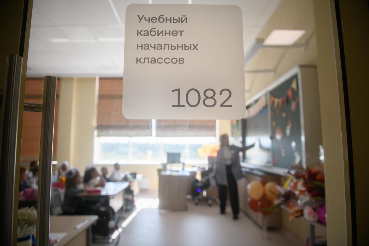 Будем учиться из дома в школе 64 Иркутска обвалился потолок Утро 11 февраля 2026 года в школе 64 города Иркутска на улице Гидростроителей начиналось как обычно В начальных классах шли уроки на переменах отдыхали ученики Казалось бы обычный школьный день Но около 18 часов вечера всё изменилось По словам сотрудников администрации учебного учрежжения сначала посыпалась штукатурка затем куски потолочного покрытия а вместе с ними и часть электропроводки К счастью в этот момент в фойе никого не было уроки уже закончились а ученики разошлись по домам В городской администрации подтвердили что никто не пострадал Уже вечером стало известно что 12 февраля школа перейдет на дистанционный формат обучения Прокуратура Свердловского округа уже начала проверку Также следственный комитет завел уголовное дело по статье Халатность Сотрудник ведомства осматривает место происшествия опрашивает свидетелей и руководство школы Фото Алексей Булатов