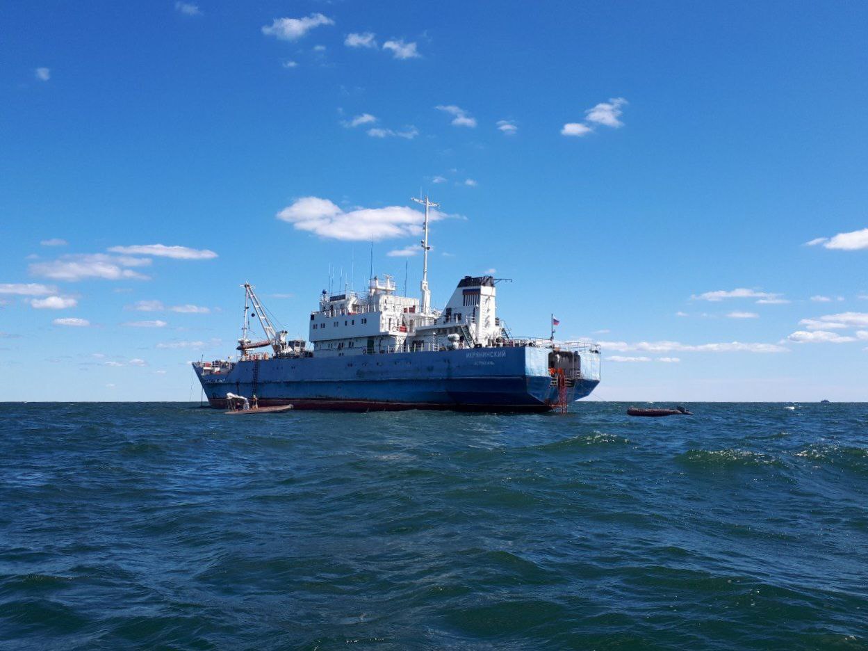 "Геотек" доизучит недра Каспийского моря Нефтесервисная компания "Геотек" начала второй этап геолого-геофизических исследований на шельфе Каспийского моря. Работы направлены на оценку потенциала месторождений в регионе, сообщили в пресс-службе компании. "Исследования помогут детально изучить геологическое строение участка и оценить перспективы нефтегазоносности осадочного чехла. Полученный в ходе работ материал будет подвергнут дальнейшей обработке и интерпретации для решения поставленных геологических задач", — отметили в "Геотеке". Исследования выполняются с использованием современных технологий, включая сейсморазведку 3D. Работы ведутся неподалеку от побережья Дагестана на территории Центрально-Каспийского лицензионного участка. В компании отметили, что участок обладает уникальной геологией разреза и сложен для изучения. Специалистам приходится преодолевать интенсивные разнонаправленные течения и сильные ветра, а также учитывать районы особого режима плавания с ограниченным доступом. "Это ведет к усложнению волновой картины и появлению интенсивных помех обратно-рассеянного типа, а также большого числа осей дифракции", – добавили в компании. В "Геотеке" сообщили, что сейсмическая съемка на проекте проводится по методике OBC расстановка с донными косами с применением телеметрической системы сбора сейсмической информации Aram Aries II с донными приемными устройствами Dual Sensor GH203 и группы из пневматических излучателей Sleeve Gun. Также компания активно внедряет российские разработки в области отраслевых электронных и программных комплексов, оборудования, выполняя роль платформы для опытно-промышленного испытания и совершенствования новых отечественных разработок.