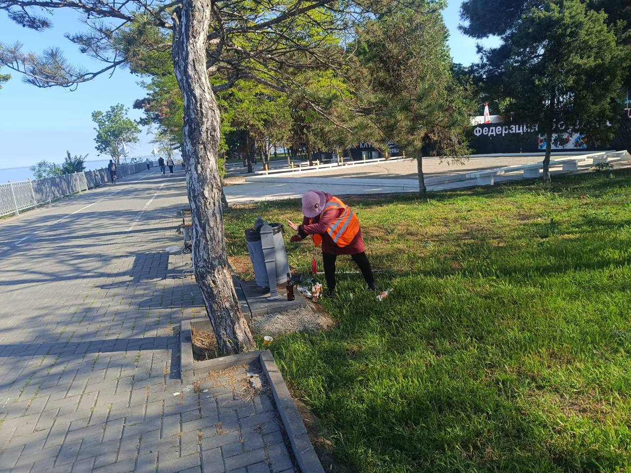 В Анапе странный парень по ночам переворачивает урны и разбрасывает мусор Уже несколько дней подряд по утрам на набережной сотрудникам коммунальных служб приходится наводить порядок после ночных прогулок этого мусорного вандала. Для чего хулигану нужен этот мусорный перфоманс – не ясно. Но его проделки зафиксировали камеры видеонаблюдения и теперь к делу подключилась полиция. Мусорного вандала ждет административное наказание. Видео Анапское Черноморье