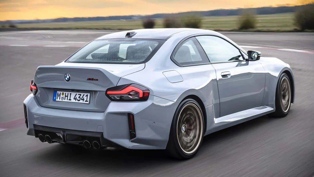 Купе BMW M2 в новой версии CS сравнялось в мощности с M4 Competition Компания BMW полностью рассекретила самую экстремальную модификацию своего младшего спорткара. Рядную трёхлитровую «турбошестёрку» для CS-версии M2 форсировали с 480 л.с. и 600 Нм до 530 л.с. и 650 Нм — ровно такую же отдачу имеют старшие M3 Competition и M4 Competition. В отличие от базовой модели, для M2 CS «механику» не предложат даже в виде опции — только перекалиброванный восьмидиапазонный «автомат», передающий всю мощность на задние колёса. С места до 100 км/ч двухдверка разгоняется за 3,8 секунды, а вторую сотню набирает за 11,7 секунды. Максимальная скорость — 302 км/ч. У BMW M2 CS доработанная M-подвеска с уменьшенным на 8 мм дорожным просветом, новые настройки систем рулевого управления и стабилизации, разноразмерные — 19-дюймовые спереди и 20-дюймовые сзади — кованые диски. Тираж CS-версии будет лимитированным, но конкретное число экземпляров не раскрывается. Продажи стартуют в конце лета. В Германии новинка обойдётся минимум в 115 тысяч евро — в полтора раза дороже базовой M2.
