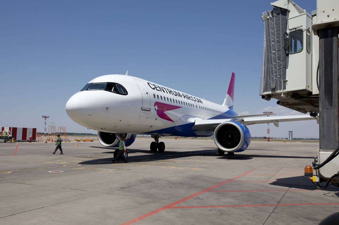 Состоялся первый рейс авиакомпании Centrum Air из Ташкента в Бишкек Самолет успешно приземлился в международном аэропорту «Манас». Об этом сообщает пресс-служба ОАО «Аэропорты Кыргызстана». Теперь это направление будет обслуживаться на регулярной основе дважды в неделю — по вторникам и пятницам. Благодаря этому маршрут между Узбекистаном и Кыргызстаном станет еще доступнее, а путешествия — комфортнее.