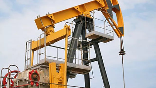 Роснефть начала применять нейросети в нефтедобыче на Самотлорском месторождении 3 декабря ПРАЙМ Дочернее предприятие Роснефти Самотлорнефтегаз разработало программу на основе нейросетей для оптимизации процесса добычи нефти на Самотлорском месторождении в Ханты Мансийском автономном округе Югре сообщила материнская компания Команда специалистов Самотлорнефтегаза добывающего актива Роснефти и научного института компании в Самаре разработала программное обеспечение на основе нейросетевого моделирования для оптимизации работы добывающих скважин Самотлорского месторождения говорится в сообщении Роснефти Роснефть оценила экономический эффект от разработки в 2025 году в 100 миллионов рублей