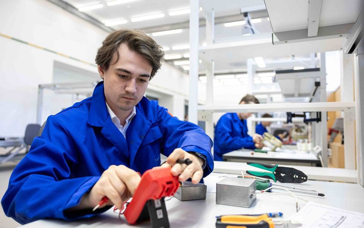 Московской авиационный институт создаёт терминал для управления беспилотниками через геостационарный спутник и низкоорбитальные группировки Защищённый канал связи охватит до 90 территории страны обеспечив надёжное функционирование на дистанции до 36 000 км Система сможет использовать данные дистанционного зондирования Земли от спутников Зоркий сообщил руководитель проектов Центра космических технологий МАИ Никита Матасов Готовится выпуск инженерного или промышленного образца терминала для тестирования функционала разработки