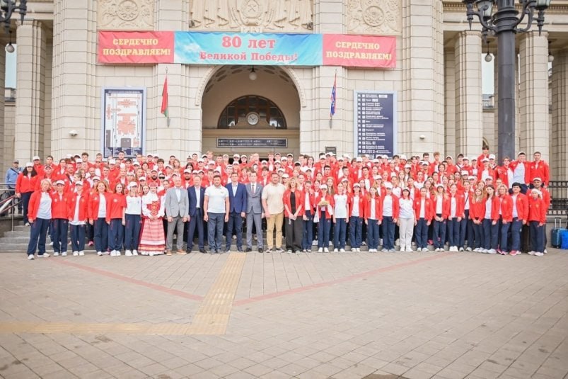 Сахалинские легкоатлеты завоевали медали на соревнованиях в Беларуси Сахалинские легкоатлеты Алиса Митрофанова и Михаил Кожаров стали бронзовыми призерами матчевой встречи Россия — Беларусь. Оба являются спортсменами центра спортивной подготовки Сахалинской области. Соревнования 6+ проходят в Бресте и посвящены 80-летию Победы в ВОВ. Участие принимают свыше 400 спортсменов. Алиса Митрофанова из Южно-Сахалинска отличилась в беге на 400 метров в возрастной группе U18, пробежав дистанцию за 57,07 секунды, а Михаил Кожаров из Корсакова финишировал третьим в беге на 100 м в U20. Его время составляет 10,49 секунд. Фото: минспорта Сахалиснкой области SakhalinMedia Прислать новость