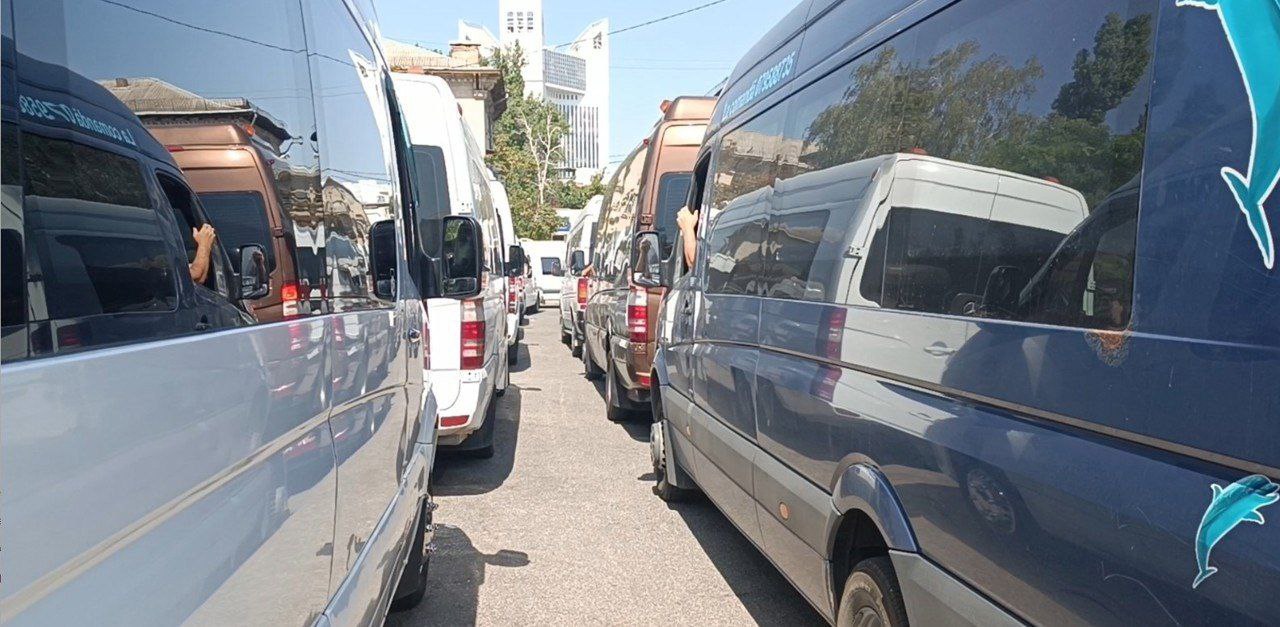 Ассоциация автоперевозчиков Молдовы угрожает новыми протестами из за отсутствия решений от MIDR Ассоциация автоперевозчиков Молдовы APOTA обратилась к Министерству инфраструктуры и регионального развития MIDR с требованием предоставить чёткие решения по проблемам озвученным во время недавних протестов в Кишинёве В официальном письме перевозчики указали на противоречия между заявлениями MIDR и других государственных органов а также потребовали письменного ответа в течение недели или проведения совместного заседания для обсуждения накопившихся вопросов В случае игнорирования требований APOTA не исключает возобновления акций протеста Основные претензии перевозчиков связаны с методикой расчёта тарифов которая по их данным не пересматривалась с 2018 года несмотря на рост цен на топливо на 35 за последние три года Также APOTA требует ускорить внедрение электронных систем учёта пассажиров e bilet и отслеживания транспорта e gps которые охватывают лишь 15 автопарка общественного транспорта в Молдове по состоянию на 2025 год Ещё одним важным пунктом является создание условий для перевозки людей с особыми потребностями только 10 автобусов в стране оснащены необходимыми пандусами и местами для инвалидных колясок Мы устали от обещаний и несогласованных заявлений MIDR должно предоставить конкретные решения по каждому пункту будь то тарифы электронные системы или доступность транспорта для людей с особыми потребностями заявил председатель APOTA Олег Алекса Он подчеркнул что без реакции до 28 августа 2025 года перевозчики готовы организовать новые акции протеста подобные тем что прошли в 2025 году 12 марта на площади Великого национального собрания с участием около 500 человек 5 апреля у представительства ЕС и 20 июня у офиса Национальной ассоциации автотранспорта Отсутствие прогресса в решении этих вопросов по словам APOTA угрожает стабильности работы общественного транспорта который обслуживает более 1 2 миллиона пассажиров ежемесячно в Кишинёве и других регионах Министерство инфраструктуры пока не прокомментировало обращение но ранее заявляло о планах модернизации транспортной системы к 2027 году с привлечением инвестиций в размере 50 миллионов евро от международных партнёров MIR24MOLDOVA Подпишись