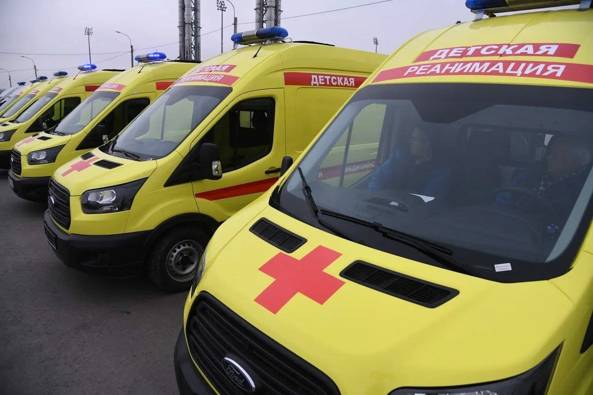Пятилетняя девочка пострадала в ДТП с участием самоката. Вечером 3 мая в Клочковом переулке в Петербурге произошло ДТП: 5-летняя девочка на самокате внезапно выехала из-за припаркованного автомобиля и попала под колёса «Рено Дастер». За рулём находился 42-летний водитель. Ребёнок был с мамой, но избежать аварии не удалось. Девочка получила ушибы и была госпитализирована в состоянии средней тяжести. Полиция проводит проверку. Места СПб Новости СПб