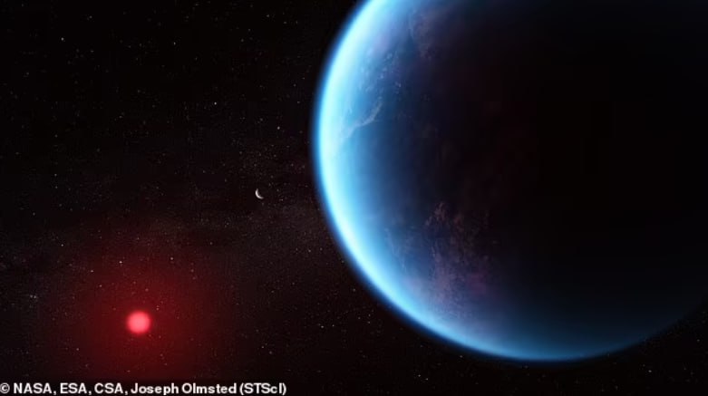 Признаки жизни нашли на планете K2-18b в созвездии Льва, сообщила Daily Mail. Астрономы во главе во главе с группой ученых из Кембриджского университета обнаружили там молекулы, которые на Земле производят только живые организмы. Например, морской фитопланктон. K2-18b находится в 124 световых годах от нашей планеты. Она в 2,6 раза больше и гораздо тяжелее Земли. По мнению ученых, космический объект покрыт океаном. Температура там схожа с земной, но из-за расположения год длится только 33 дня. Ранее на этой же планете нашли углекислый газ и метан. «Хотя результаты впечатляют, жизненно важно получить больше данных, прежде чем утверждать об обнаружении жизни. <...> Это может стать переломным моментом, когда мы сможем ответить на вопрос, одиноки ли мы во Вселенной», — сказал глава исследовательской группы профессор Никку Мадхусудхан.