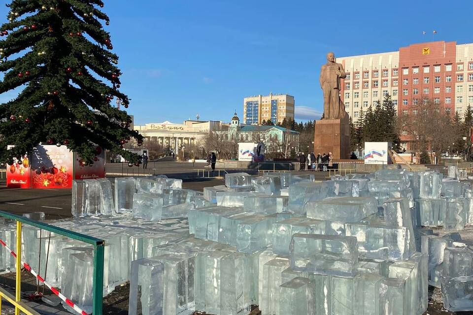 В Чите с 21 ноября на площади Ленина начнётся строительство ледового городка.   На озере Кенон началась заготовка льда. Всего необходимо порядка 600 кубометров ледяных блоков.  Из-за аномального сильных снегопадов, лёд промёрз хуже, чем в прошлые годы, но, по данным мэрии, работа идёт в графике.   -75, Чита   Отправь контент, а мы опубликуем.