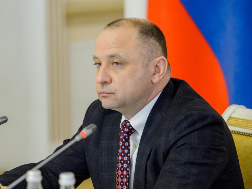 Бывший воронежский вице-премьер Виталий Шабалатов может обосноваться в самарском правительстве Источники «Площади» сообщили, что Виталий Шабалатов со дня на день готовится занять пост заместителя председателя правительства Самарской области. Об этом также пишут самарские медиа: решение принято, Шабалатов будет курировать вопросы транспорта и дорожного хозяйства. «Площадь» связалась с Виталием Шабалатовым, чтобы подтвердить информацию. Сначала он ушел от разговора и даже не позволил журналисту задать вопрос. Наши сообщения он также проигнорировал. Очередная попытка получить комментарий не увенчалась успехом, но Виталий Шабалатов хотя бы вступил с нами в коммуникацию: «Не верьте слухам, а только официальным данным». По сути, он не опроверг их, намекнув на скорое официальное подтверждение информации. Возможно, сейчас его кандидатура проходит необходимые согласования. Виталию Шабалатову 51 год. Свою карьеру начинал с юриспруденции. В 2010 году стал помощником губернатора Воронежской области. В 2013 году возглавил управление делами региона. С декабря 2016 года стал вице-премьером, а в 2018-ом занял пост замгубернатора – первого зампреда правительства региона. В сентябре 2023 года ушел в отставку. После успел поработать советником главы Санкт-Петербурга и советником директора Федеральной службы судебных приставов. Подписывайся на «Площадь»