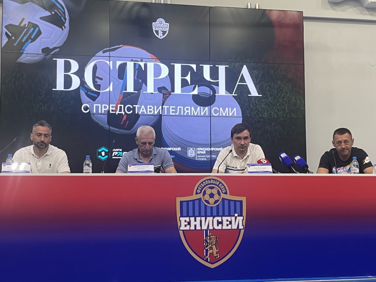 ФК «Енисей» планирует попасть в российскую премьер-лигу к юбилею Красноярска Так команда хочет поздравить родной город с 400-летием, об этом сообщил министр спорта Красноярского края Денис Петровский во время пресс-конференции красноярской команды. «В течение ближайших трёх лет одна из главных задач – повышение в классе. Не через три года, а в ближайшие три года. Потому что в 2028 году мы будем праздновать 400-летие Красноярска. И, конечно же, в юбилейный год хотелось бы играть в уже в премьер-лиге. Но ничего не мешает нам попасть туда раньше», – рассказал Денис Петровский. Также на пресс-конференции анонсировали небольшой перенос по времени первого матча «Енисея» в новом сезоне – игра состоится с командой «Чайка» из Ростовской области 20 июня в 17:00, а не в 14:30, как было запланировано изначально. Добавим, что 15 июля красноярский клуб проведёт фан-встречу с болельщиками на острове Татышев. Там представят новую форму и новичков «Енисея». Фото: Дмитрий Попугин
