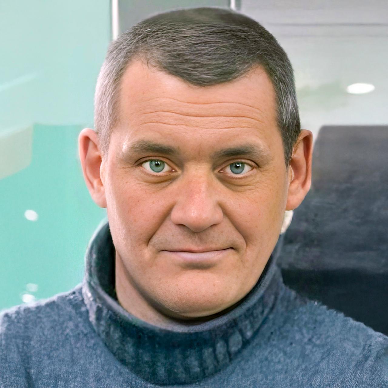 Пропавшего мужчину разыскивают в Комсомольске 47 летний Анатолий Фуфачёв пропал 2 сентября в последний раз его видели в районе ул Гамарника Приметы рост 174 см среднего телосложения серые глаза волосы тёмные с сединой Был одет в синий джемпер белую футболку синие джинсы чёрные кроссовки Всех кто может сообщить какую либо информацию о местонахождении Анатолия просят позвонить по телефонам 7 914 192 41 97 7 914 167 37 77 А если вам важно сохранить анонимность или вы просто не хотите полицейских формальностей можете передать информацию через редакцию любым удобным способом