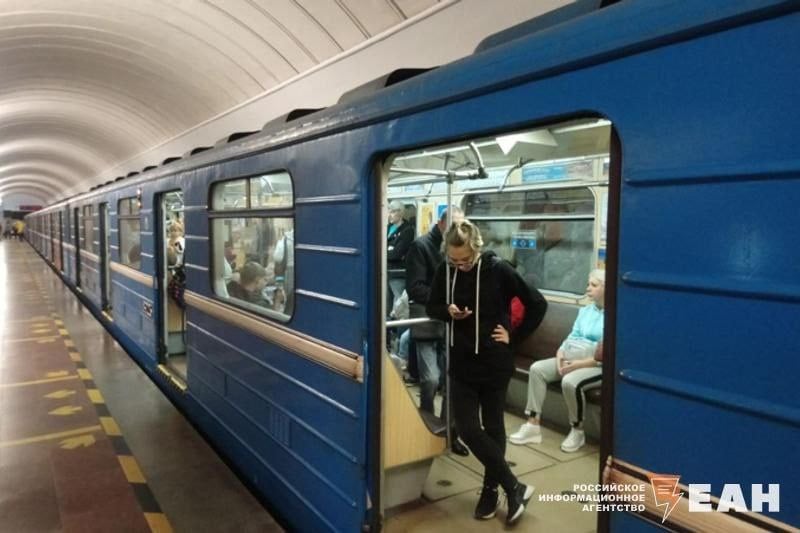 В парк екатеринбургского метро прибыли два поезда  Составы вернулись после модернизации из Октябрьского электровагоноремонтного завода в Санкт-Петербурге.  Сейчас парк метро состоит из 17 четырехвагонных составов. После расширения парка метро  интервалы движения в час пик могут сократить на 20 секунд, до 3 минут 40 секунд.