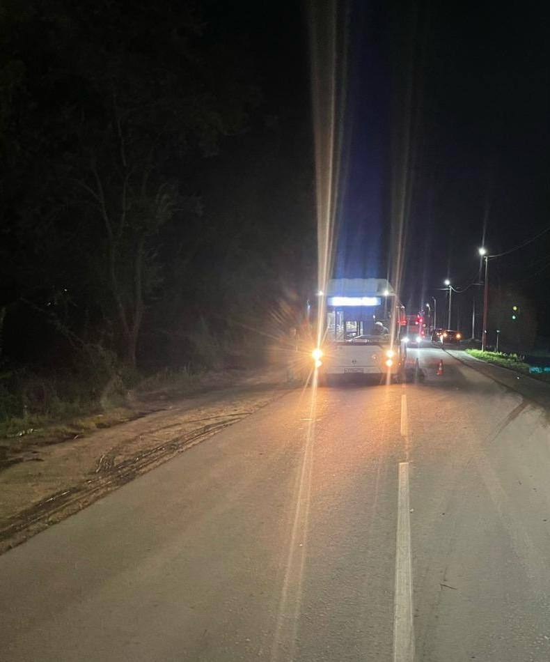В Новоусманском районе автобус насмерть сбил водителя электросамоката. Происшествие случилось вечером 21 июля рядом с домом № 1 на улице Рубежная в п. Отрадное. 61-летний водитель автобуса № 124 столкнулся с электросамокатом. 31-летний пострадавший, управлявший самокатом, погиб на месте до приезда скорой помощи. Подписаться Типичный Воронеж