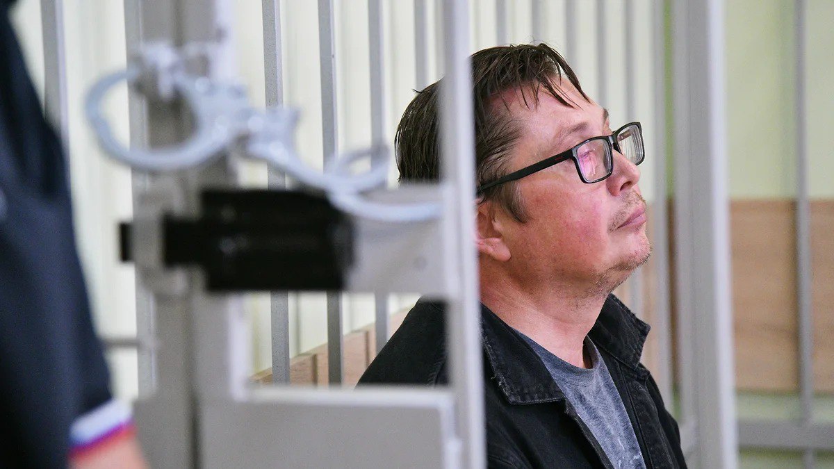 Экс-ректора Воронежского госуниверситета оставили под стражей до середины ноября  Ленинский райсуд Воронежа продлил срок содержания под стражей бывшего ректора Воронежского государственного университета  ВГУ  Дмитрия Ендовицкого, обвиняемого в даче взятки и в распространении в интернете порноматериалов  ч. 4 ст. 291 УК РФ, ч. 3 ст. 242 УК РФ . Об этом «Ъ-Черноземье» рассказали в суде.  Фото: Андрей Архипов / Коммерсантъ  Подписывайтесь на «Ъ-Черноземье»