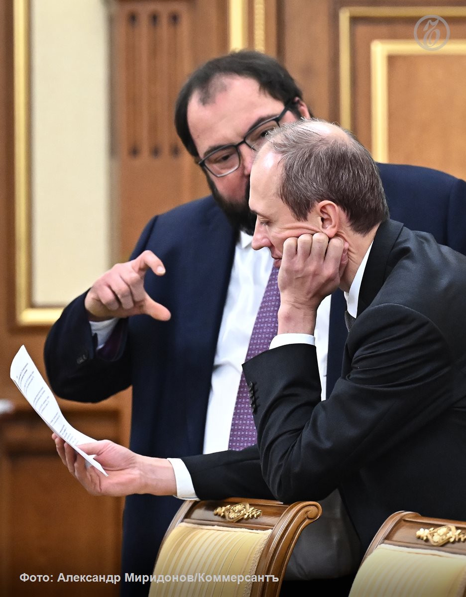 В Белом доме подвели итоги года работы Минцифры Ъ ознакомился с итогами первого года работы нацпроекта Экономика данных и цифровизация госуправления и приоритетных проектов Минцифры Глава ведомства Максут Шадаев представил их курирующему НП вице премьеру Дмитрию Григоренко Минцифры зафиксировало высокий для первого года уровень исполнения мероприятий НП 99 9 и собственных приоритетов не входящих в проект 94 2 Прошли испытания первые 16 спутников российского старлинка и ракета носитель для их вывода на орбиту Проект призван покрыть 100 территории РФ интернет доступом Полностью выполнены планы по модернизации госуслуг Активно расширяется набор жизненных ситуаций в которых услуги оказываются получателям по инициативе госорганов В 2026 году главным для цифры станет расширение ведомственной и региональной цифровизации обеспечивающей сквозной обмен данными о происходящем в стране В технологическом смысле одним из главных процессов станет практический переезд госинформсистем на платформу Гостех Также в приоритетах дальнейшее продавливание госмессенджера Max и превращение его в официальный цифровой идентификатор или электронный паспорт для граждан Ъузнал