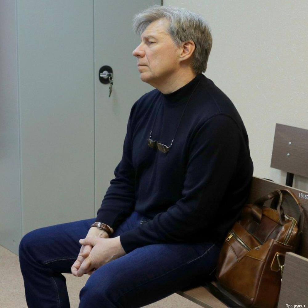 1 5 года условного срока получил экс глава МУП Метро МиР Александр Мысик его обвиняли в превышении полномочий По версии следствия Мысик поручил организовать закупку некачественного песка который использовался при строительство подъездных дорог к Сибирь Арене В прокуратуре НСО ранее сообщали что из за плохого песка полотно может вспучить или провалиться при резком перепаде температур По первому уголовному делу напомним Александр Мысик также получил условный срок Самый гуманный суд в мире