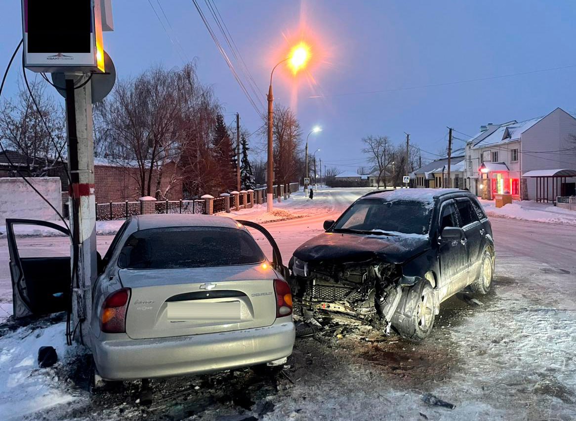 Chevrolet врезался в легковушку и опору ЛЭП в Лисках: есть пострадавший  Авария произошла на перекрёстке улиц Свободы и Тельмана в 7:00 в пятницу, 7 февраля. Водитель Chevrolet Lanos не уступил дорогу Suzuki Grand Vitara. Машины столкнулись, после чего Chevrolet отбросило на опору ЛЭП.  55-летняя пассажирка Chevrolet  получила травмы и была госпитализирована.