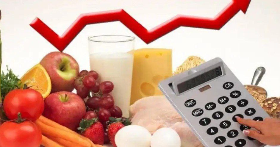 В Молдове в октябре зафиксирован рост цен на продукты питания В октябре 2025 года в Молдове отмечено умеренное повышение цен на продукты питания Согласно данным Национального бюро статистики индекс потребительских цен вырос на 0 6 по сравнению с сентябрём а годовая инфляция составила около 7 Больше всего подорожали яйца на 8 и овощи на 6 8 Незначительный рост зафиксирован на молоко и молочные изделия 0 8 и растительное масло 0 7 При этом фрукты подешевели в среднем на 1 1 что частично сдержало общий рост цен Эксперты отмечают что осеннее подорожание связано с сезонными факторами ростом издержек на хранение и транспортировку а также с колебаниями валютного курса Несмотря на стабилизацию инфляции продовольственная корзина для большинства домохозяйств дороже чем год назад MIR24MOLDOVA Подпишись