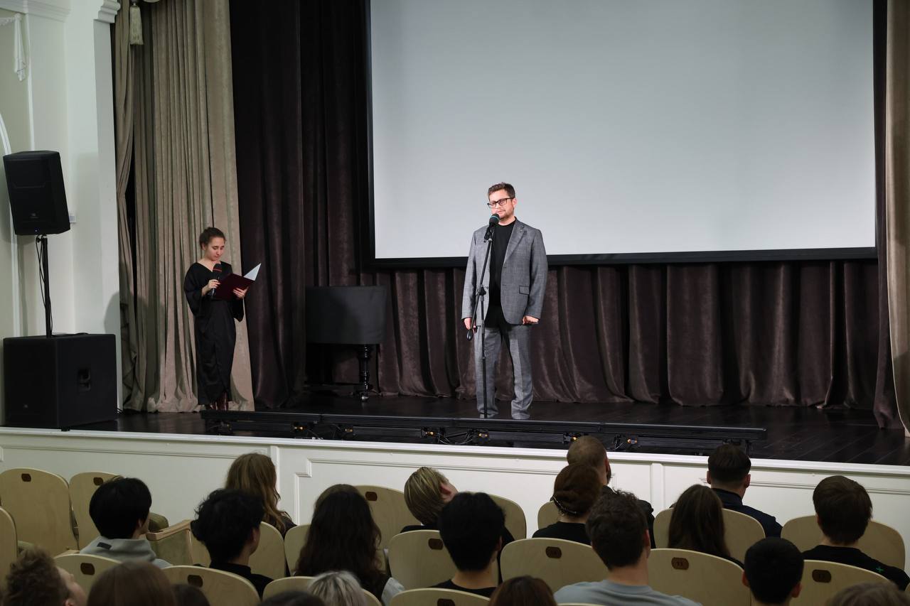 В Петербурге состоялся открытый показ картины Ополченцы Мелодия памяти Региональное отделение общероссийского гражданско патриотического движения Бессмертный полк России в Санкт Петербурге присоединилось к масштабной патриотической акции Ко Дню народного единства в разных регионах России прошли открытые показы документальных фильмов посвященных Великой Отечественной войне В Санкт Петербурге была показана документальная картина Ополченцы Мелодия памяти Россия 2025 г режиссер Лидия Василевская оператор Кирилл Пузырный Фильм впервые рассказал о подвиге знаменитого Государственного духового оркестра СССР ГОСДУХ Создатели документальной картины переносят зрителей в лето 1941 года когда в Москве начинает собираться народное ополчение из тех у кого была бронь дипломаты писатели учёные музыканты В 6 ю дивизию записывается знаменитый Государственный духовой оркестр СССР Большинство музыкантов погибнет под Вязьмой защищая столицу Благодаря родственникам музыкантов журналистам и историкам удалось восстановить историческую справедливость и рассказать о мужестве и храбрости участников оркестра Документальный фильм можно посмотреть здесь Фото Дмитрий Фуфаев Источник Вечерний Санкт Петербург