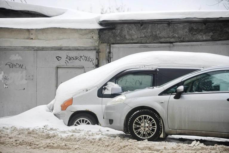 В Иркутской области произошла страшная трагедия В минувшие выходные 15 ноября в Ангарске в гаражном кооперативе 22 го микрорайона были обнаружены тела четырех человек Парням и девушке было от 21 до 27 лет Их жизнь оборвалась внезапно и нелепо Знакомые собрались в гараже выпивали Рядом стоял легковой автомобиль с работающим двигателем Именно он по предварительной версии следствия и стал причиной чудовищного исхода В закрытом непроветриваемом помещении быстро накопился угарный газ не оставивший им ни единого шанса На место происшествия незамедлительно выехали следователи и криминалисты В рамках начатой проверки они осмотрели помещение где кроме автомобиля с заведенным мотором находились еще две машины Были назначены все необходимые экспертизы чтобы окончательно установить картину случившегося прокомментировали в СУ СКР и МВД региона Прокуратура города Ангарска также взяла этот случай на особый контроль Фото Алексей БУЛАТОВ