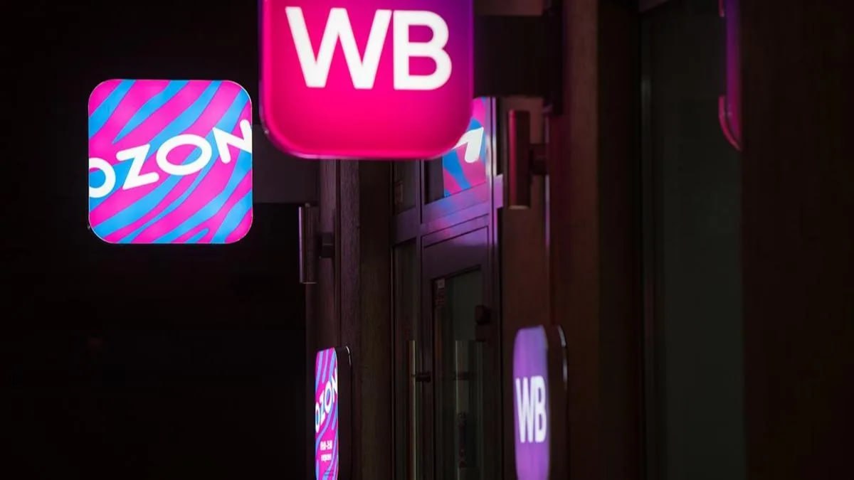 Ozon и Wildberries исполнили рекомендации ФАС по правилам для продавцов OZON Так с 1 ноября WB отменил применение индекса остатка товара после введения которого предприниматели с низким индексом либо должны были оплачивать хранение товаров на инфраструктуре площадки по более высокой цене либо на их товары устанавливались скидки без надлежащего согласования или они вынуждены были вывезти его со складов маркетплейса Также были изменения условия опции Конструктор тарифов через который формировался порядок оказания допуслуг от которых невозможно было отказаться ранее установленного маркетплейсом срока Ozon в свою очередь скорректировал правила обработки возвратов заказов которые были отменены или возвращены покупателями без претензий к качеству ранее они автоматически отправлялись на склады маркетплейса для повторной продажи jkinvest news jkinvest