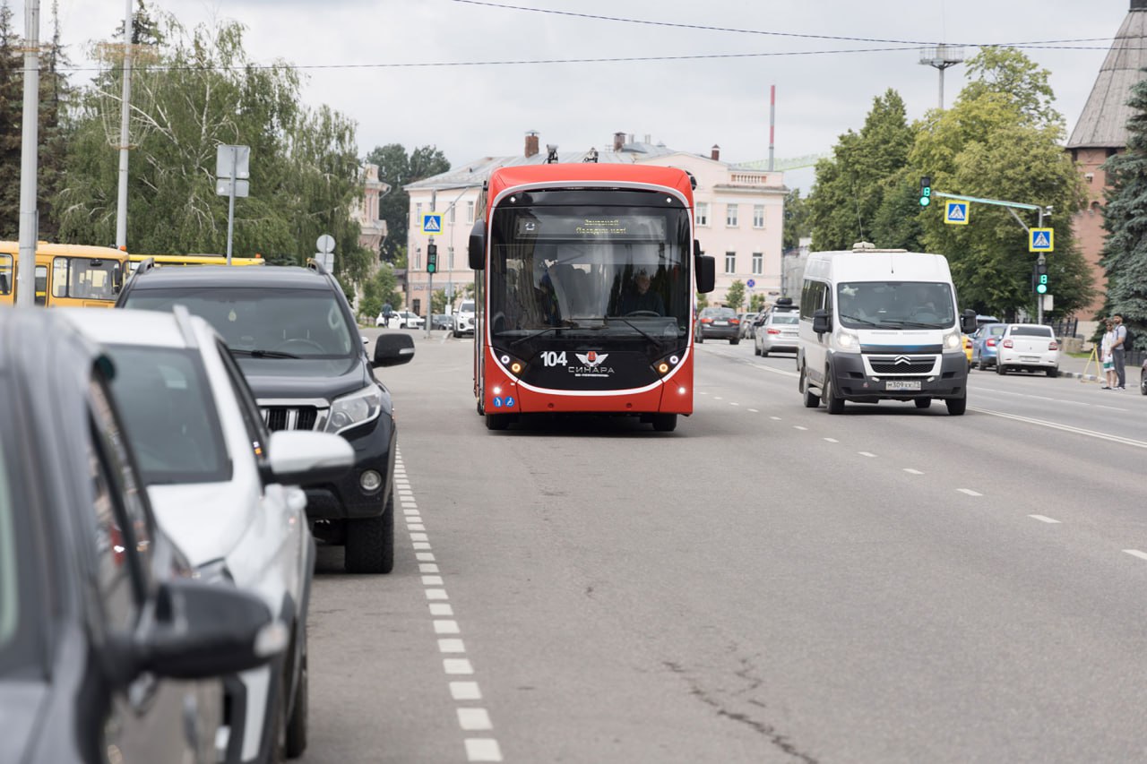 Их будет больше: в Тульской области появится 140 новых автобусов Об этом говорили сегодня на оперативном совещании под председательством Дмитрия Миляева. Президент РФ Владимир Путин поставил задачу увеличить к 2030 году долю нового общественного транспорта минимум до 85 %. Возраст машин не должен превышать 10 лет. Чтобы выполнить это поручение, в Тульской области продолжится закупка новых автобусов. В 2025 году появится 140 машин на маршрутах: Тулы и Алексина; Плавского, Щекинского, Белевского и Чернского районов. Автобусы закупят по программе льготного лизинга по линии Минпромторга России. «Необходимо обеспечить обновление парка подвижного состава и его надлежащее санитарно-техническое состояние», — подчеркнул Дмитрий Миляев.