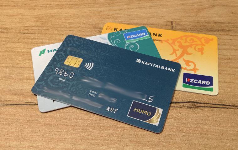 В Узбекистане утверждены новые правила выпуска банковских карт Министерство юстиции Республики Узбекистан зарегистрировало приказ О внесении изменений и дополнений в Положение о порядке выпуска и обращения банковских карт на территории Республики Узбекистан регистрационный 3294 3 от 11 ноября 2025 года которым утверждены новые правила выпуска и использования банковских карт Согласно документу расширен перечень видов банковских карт в зависимости от категории пользователей В частности вводятся бизнес банковские карты предназначенные для индивидуальных предпринимателей и самозанятых лиц что позволит им более эффективно управлять средствами на собственных счетах Также вводится социальная банковская карта она предназначена для получения и использования социальных и иных выплат Кроме того установлен порядок выпуска заранее эмитированных персональных карт которые можно активировать через мобильные приложения после прохождения процедуры идентификации Одним из важных нововведений стало разрешение для несовершеннолетних в возрасте от 14 до 18 лет самостоятельно открывать банковские карты в коммерческих банках Для детей младше 14 лет такая возможность предоставляется на основании письменного согласия одного из родителей или законного представителя Документ также предусматривает возможность для юридических лиц оплачивать услуги питьевого и сточного водоснабжения с использованием корпоративных банковских карт ТГ канал UzbBanking