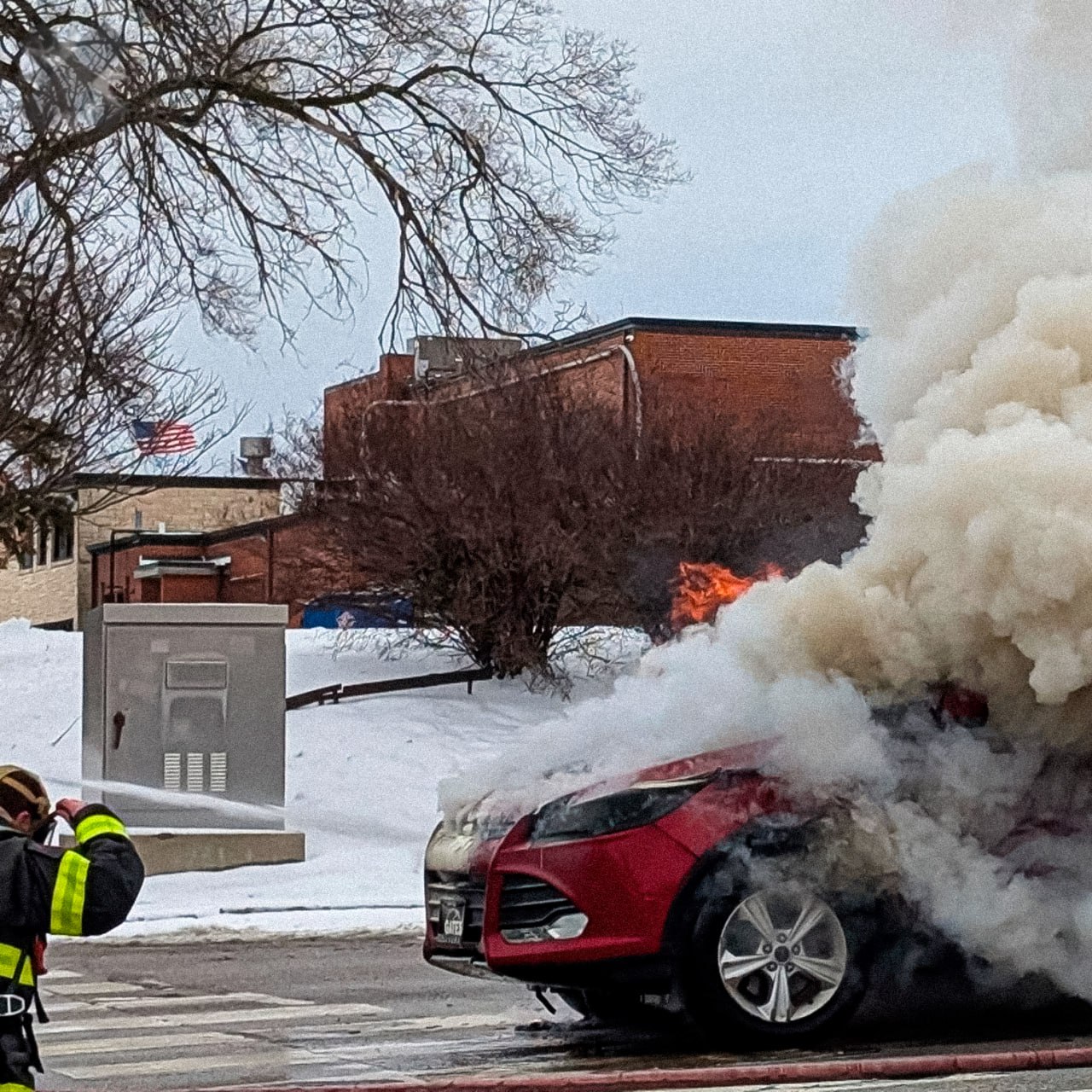 Во Франции в новогоднюю ночь сожгли 1173 автомобиля рост на 19 по сравнению с прошлым годом МВД Франции сообщило в ночь на 1 января подожгли или уничтожили огнем 1173 машины тогда как год назад их было всего 984 Задержали 505 человек за насилие и вандализм 403 из них отправили под стражу ежегодный кошмар жалко владельцев НМШ