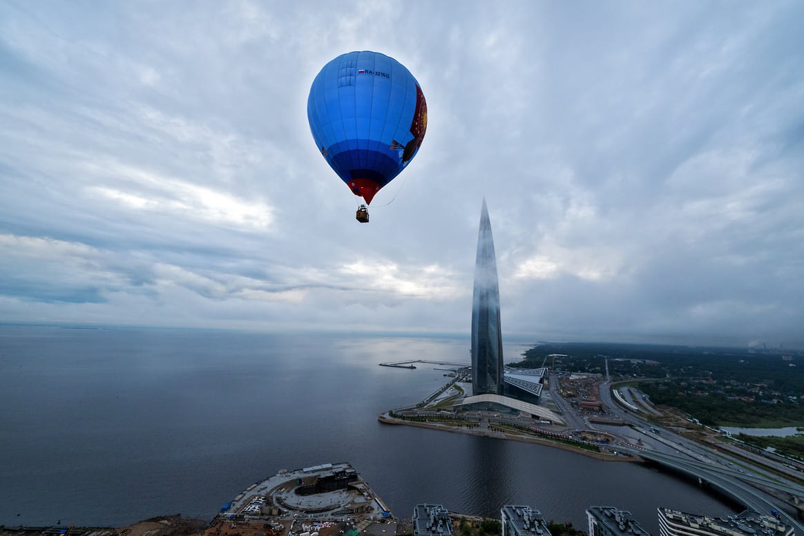 Рядом с Лахта Центром до 2035 года появятся еще три гостиницы Между Приморским проспектом и Лахтинской гаванью к 2035 году построят три новых отеля Об этом сообщает Деловой Петербург Одна гостиница площадью 65 3 тыс кв м появится на участке ООО Лахта Плаза принадлежащем Павлу Пригожину сыну Евгения Пригожина К 2029 году рядом возведут Экогалерею Газпром культурный центр с отелем выставочными и конференц залами площадью почти 50 тыс кв м Предполагается что все отели получат четыре звезды и будут востребованы у бизнес туристов Фото Алексей Смагин Коммерсантъ kommersant spb