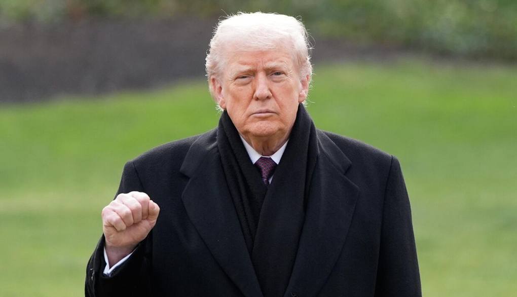 Трамп поздравил всех американцев включая людей с крайне левыми взглядами с Рождеством по западному стилю и похвалился успехами своей администрации за прошедший год С Рождеством всех включая радикальных левых сволочей которые делают всё возможное чтобы уничтожить нашу страну но с треском терпят неудачу написал Трамп в соцсети X По словам президента с приходом к власти его администрации у США больше нет проблем с открытой границей правопорядком и мужчинами участвующими в спортивных соревнованиях вместе с женщинами Зато в США наблюдается рекордный фондовый рынок самый низкий уровень преступности отсутствие инфляции а также рост ВВП на 4 3