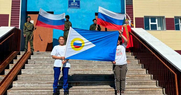Учителей на Чукотке заманивают золотым миллионом Молодые педагоги готовые поехать работать в сельские школы округа получат по 1 5 млн рублей Главное условие отработать минимум три года В этом году выбраны два кандидата выпускница Чукотского колледжа Ольга Главизнина поедет в Омолон а уроженец Тывы Виталий Мандал станет учителем в Уэлене самом восточном селе России Источник