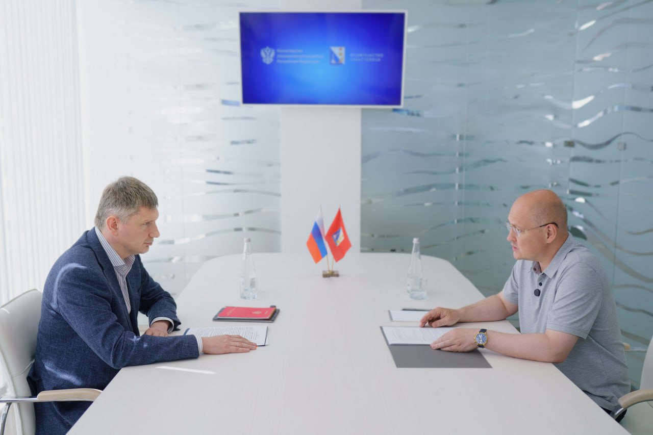 В Севастополе перевыполнили задачу президента РФ по привлечению инвестиций в регион Об этом сообщил губернатор Михаил Развожаев по итогу встречи с главой Минэкономразвития РФ Максимом Решетниковым Напомню до 2025 года по поручению президента мы должны были привлечь не менее 200 миллиардов частных инвестиций но уже в прошлом году не просто достигли а перевыполнили этот показатель В этом году мы рассчитываем этот объем будет еще больше написал он в своем ТГ канале По словам Развожаева больше всего инвестиций идет в отрасль виноградарства и виноделия в регионе