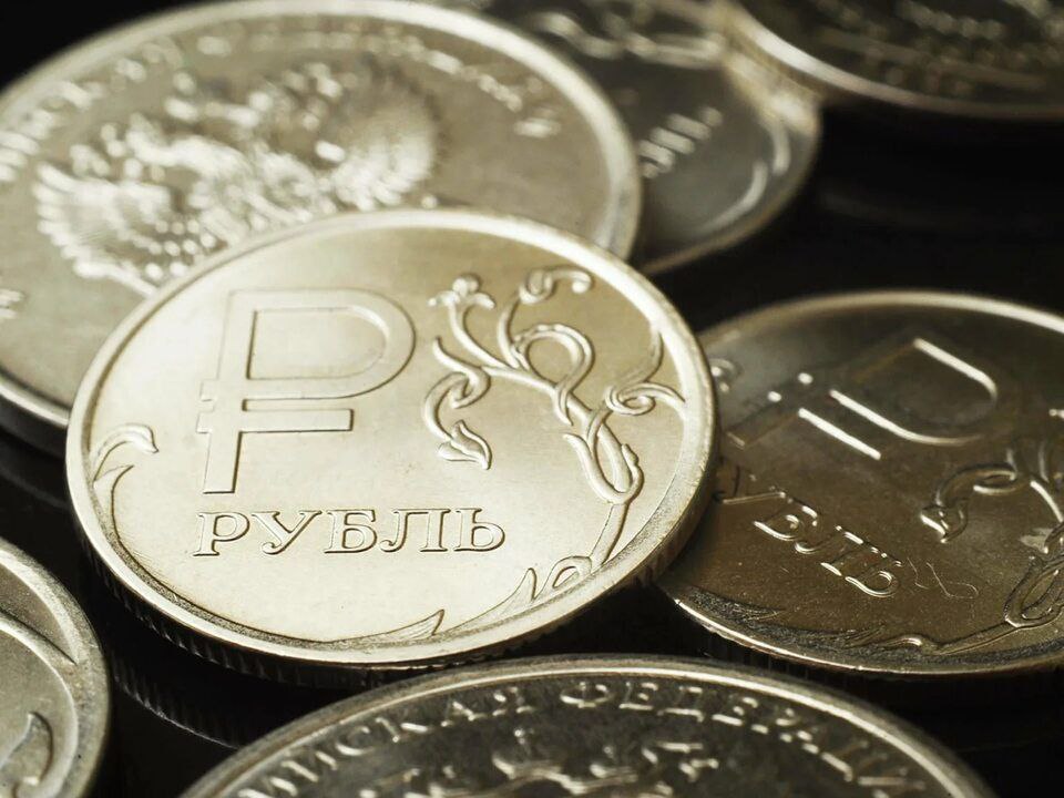 Россия повышает свою финансовую независимость – достигнут исторический результат по доле рубля в расчетах за импорт и экспорт. ЦБ РФ заявил, что в апреле 2025 года доля расчетов в рублях за российский экспорт выросла до рекордных 52,3%, при этом некоторые страны и регионы близки к достижению показателя в 100% расчетов с Россией в рублях. Например, у Африки такой показатель составляет 98,3%, у стран Карибского бассейна – 95%, у стран Океании – 91,1%. Объемы сделок в недружественной валюте, напротив, резко снижаются. За год спад составил 5,2% и опустился до 14,1%. Расчеты за российский импорт в рублях в апреле впервые перешли границу в 50% и достигли отметки в 51,9% после того, как некоторые азиатские страны подхватили общую тенденцию перехода на использование российской национальной валюты при расчетах с Россией. Такая тенденция способствует независимости России от иностранных валют, а значит – большей прочности национальной экономической системы.