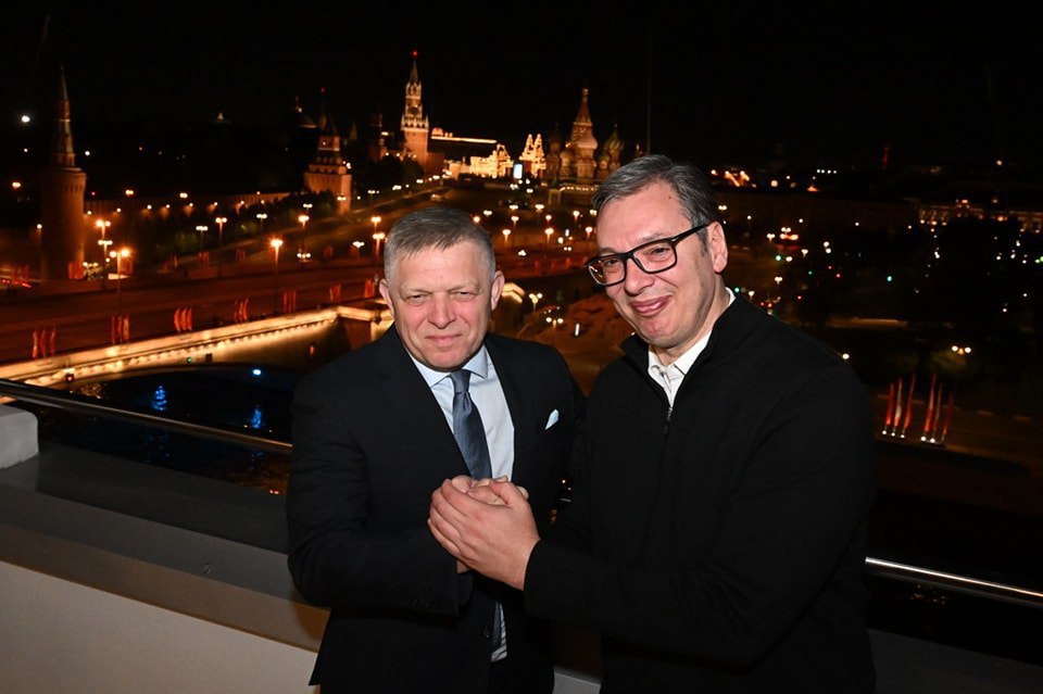 "Сербы и словаки — братья навсегда!" Президент Сербии Александр Вучич и премьер Словакии Роберт Фицо провели встречу в Москве, сообщил сербский лидер. "Братская встреча с премьер-министром Словакии Робертом Фицо сегодня вечером в Москве. Сербы и словаки — братья навсегда!" — написал Вучич в соцсетях. Отправить новость