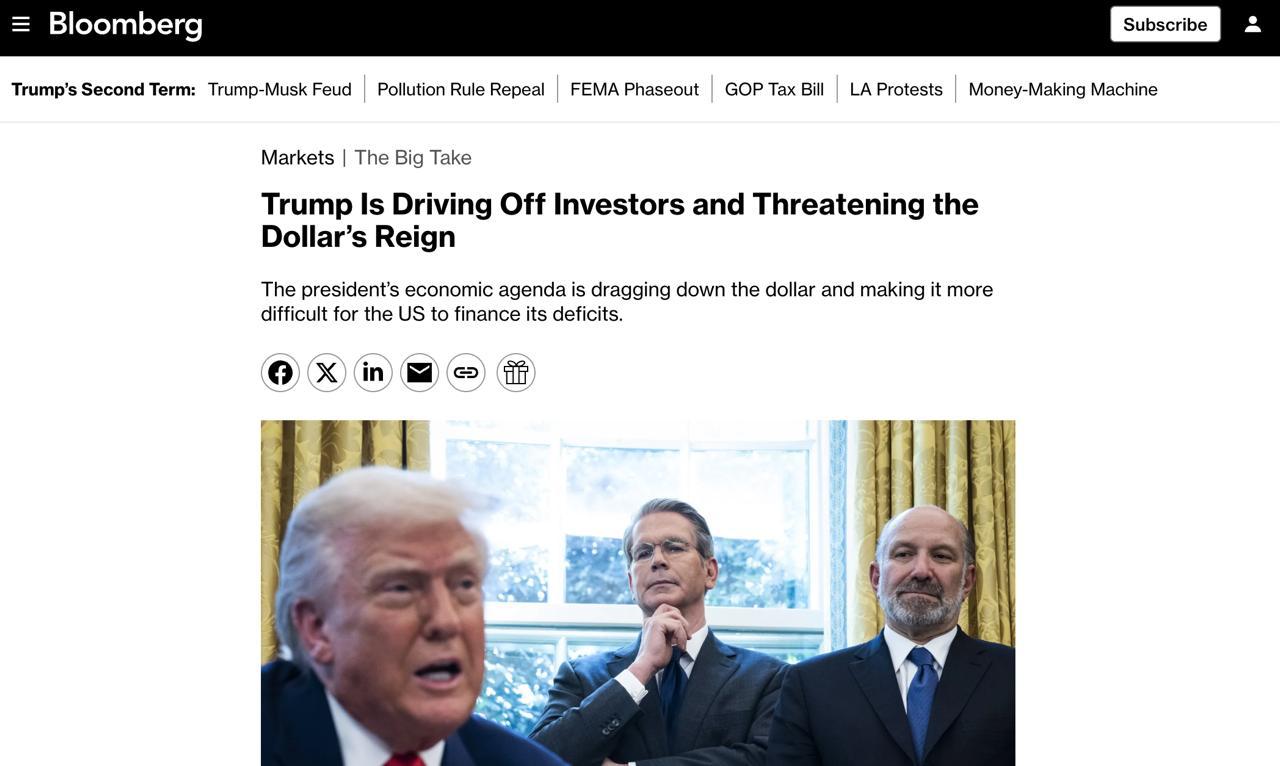Трамп сам отпугивает инвесторов и угрожает господству доллара С тех пор как Трамп вступил в должность, доллар потерял более 10% своей стоимости по отношению ко всем основным валютам мира. В последний раз такое сильное падение наблюдалось только в 2010 году, когда в США лихорадочно печатались деньги, чтобы спасти страну после финансового кризиса. Теперь инвесторов отпугивают пошлины и стремление Трампа продавить налоговые льготы, которые только увеличат раздутый дефицит и госдолг, пишет BG. Bloomberg